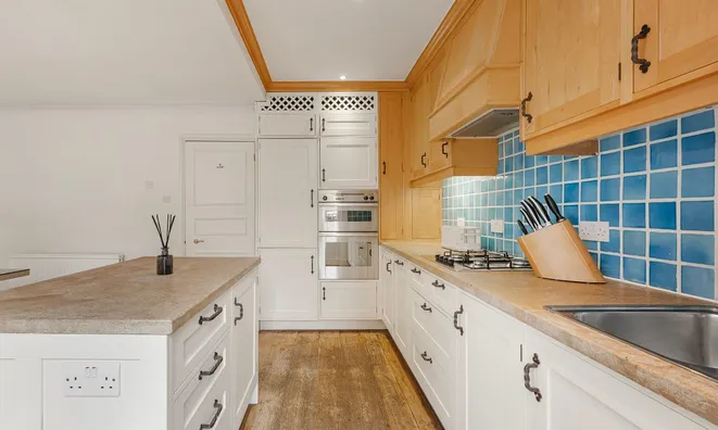 Недвижимость Bourne Street: 14