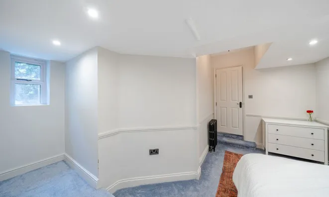 Недвижимость Knatchbull Road: 6