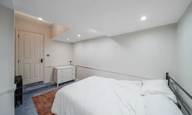 Недвижимость Knatchbull Road: 13