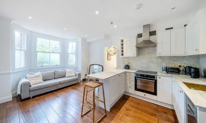 Недвижимость Knatchbull Road: 16