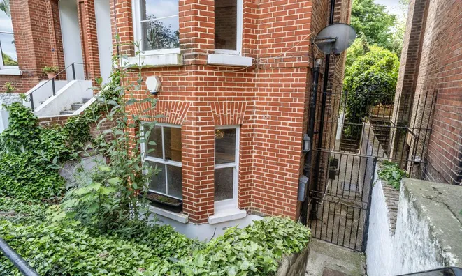 Недвижимость Knatchbull Road: 20