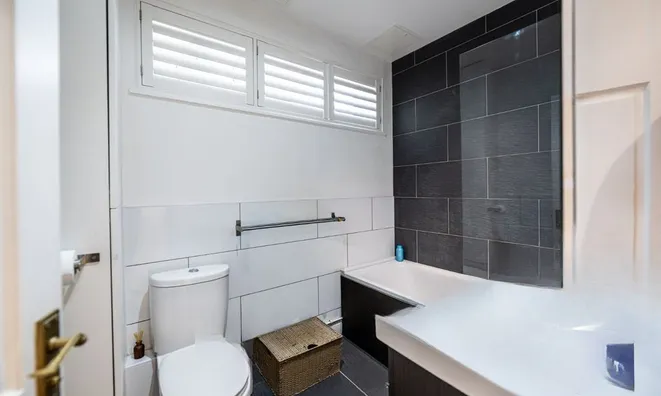 Недвижимость Renfrew Road: 10