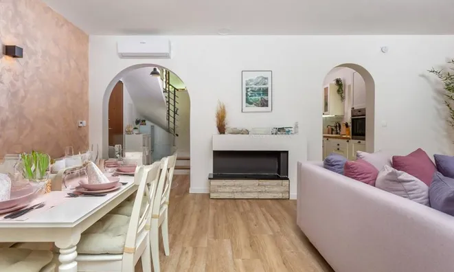 Недвижимость Семейный дом 180 м², Запад: 6