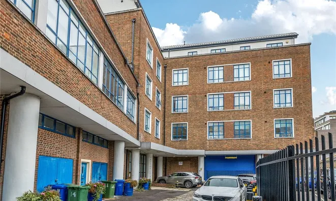 Недвижимость Grange Yard: 8