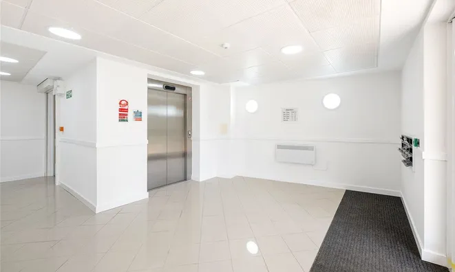 Недвижимость Clarence Avenue: 4