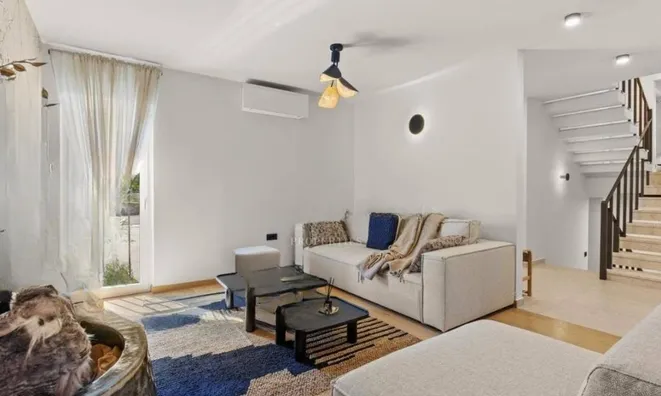 Недвижимость Семейный дом 313 м², Запад: 10