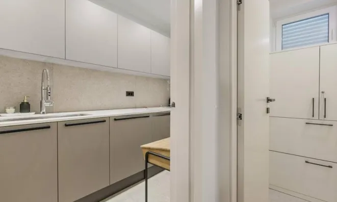 Недвижимость Семейный дом 313 м², Запад: 17