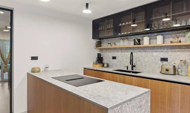 Недвижимость Семейный дом 313 м², Запад: 18