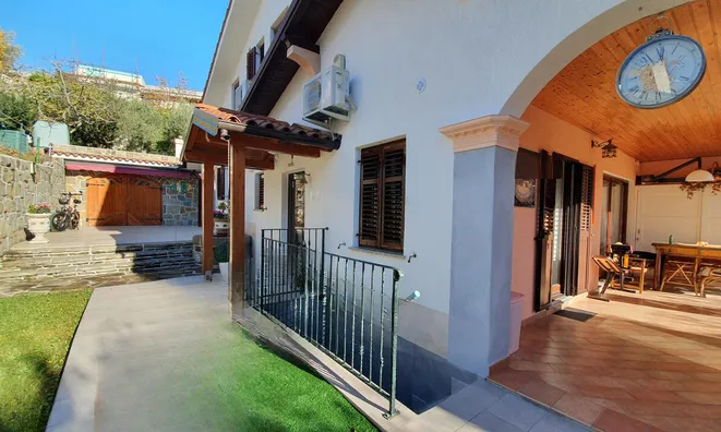 Недвижимость Дом с террасой в Ягодье: 1