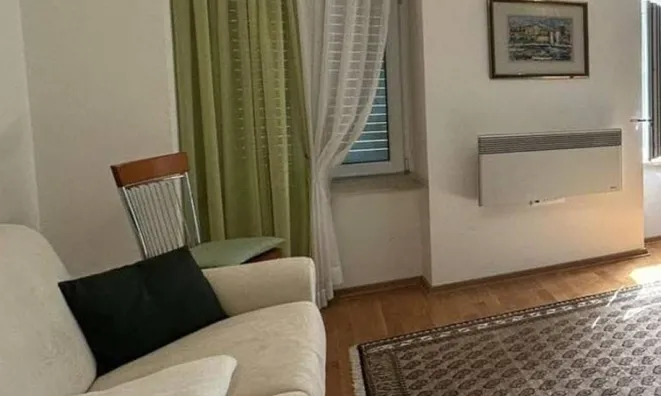 Недвижимость Двухкомнатная квартира в центре: 1