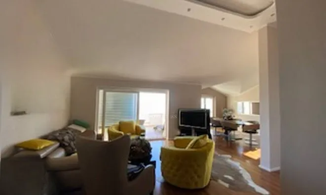 Недвижимость Трехкомнатная квартира в Центре: 4