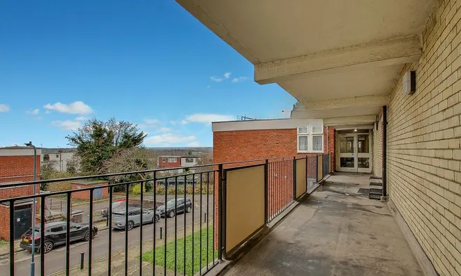 Недвижимость Ainsworth Close: 2