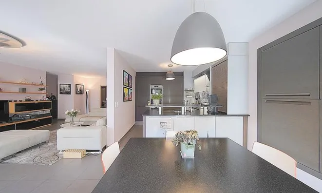 Недвижимость Apartment 5 rooms: 4