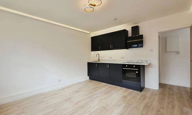 Недвижимость Elspeth Road: 4