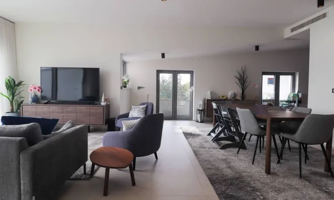 Недвижимость Четырёхкомнатная квартира в центре: 10