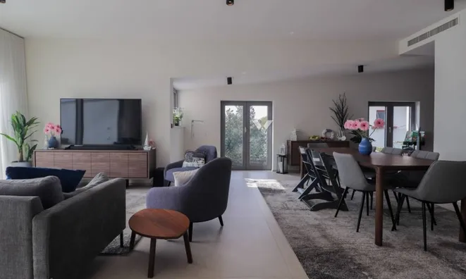 Недвижимость Четырёхкомнатная квартира в центре: 11