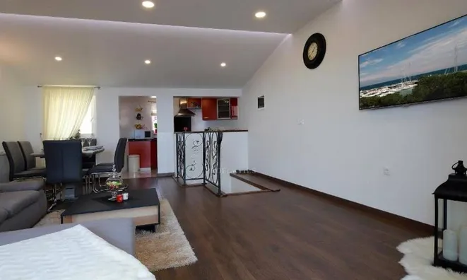 Недвижимость Двухкомнатная квартира, Опатия: 7