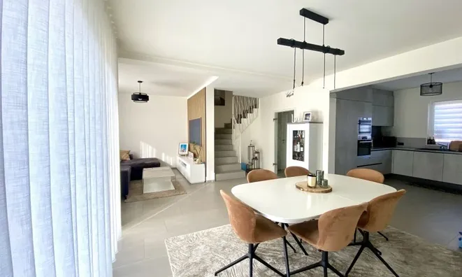 Недвижимость House 4 bedrooms for sale in Kayl: 1