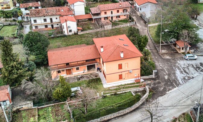 Дом, Брестовица при Комне, у границы с Италией