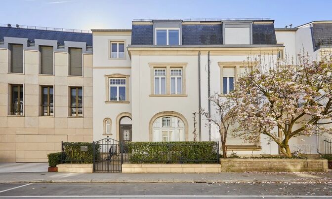 Townhouse 5 bedrooms for sale in Luxembourg-Centre ville