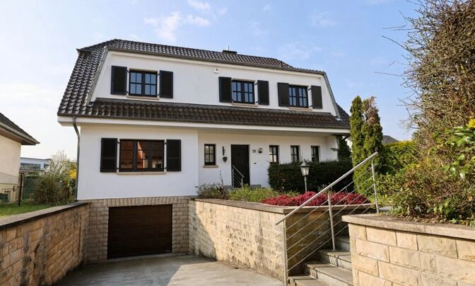 Villa 5 bedrooms for sale in Lintgen