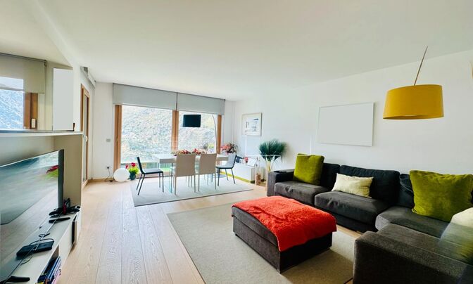 Ground floor flat in Escaldes with 4 bedrooms, sun and views, includes 2 parking spaces and storage