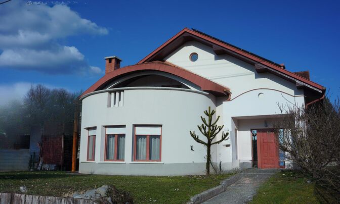 Home, Sadinya Vas