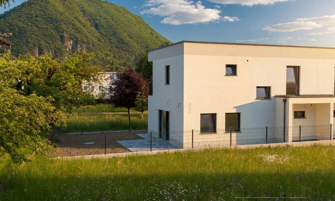 Two-story house in Medno