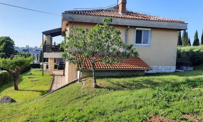 House, Škocjan