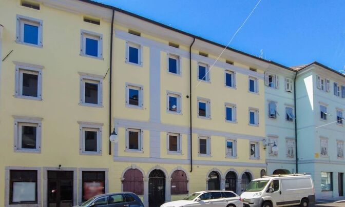 Four-room apartment on Piazza Cavour