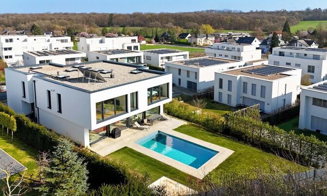 Villa 5 bedrooms for sale in Leudelange