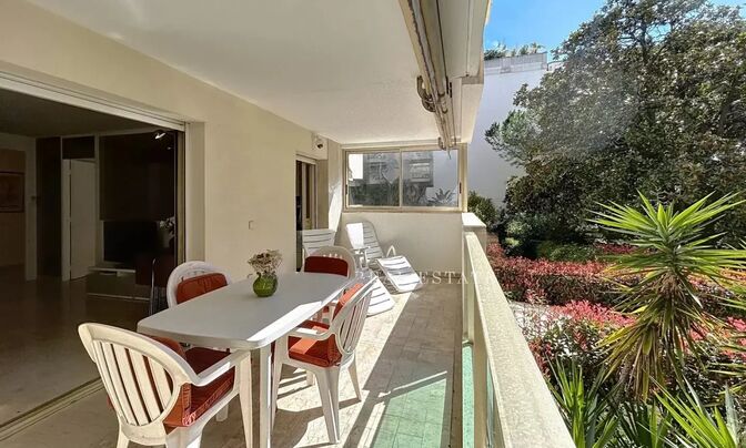 Property Type: Apartment  
Location: Cannes, Centre-ville  

Apartment Cannes Centre