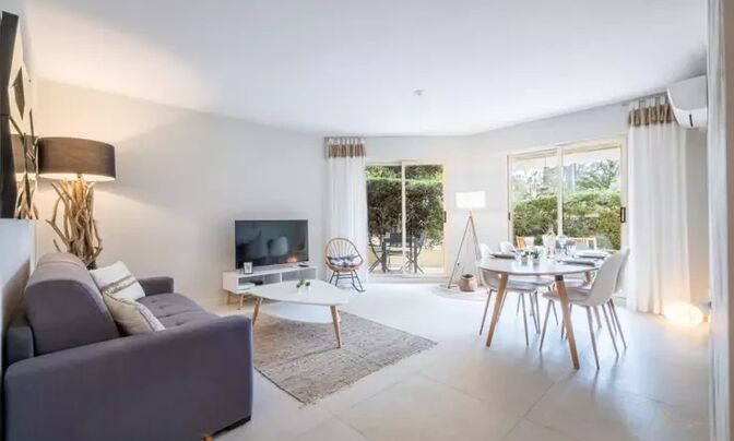 Property Type: Villa
Location: Malibu, California