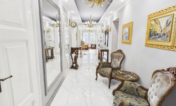 Apartment, more than 5 rooms, Center