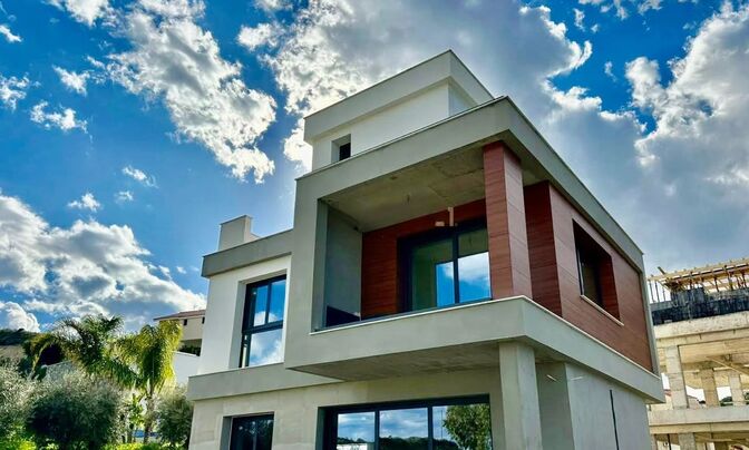 4 Bedroom Villa For Sale in Agios Tychonas, Limassol