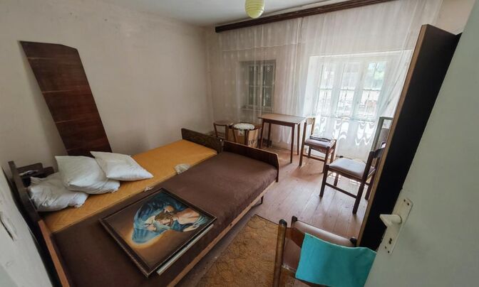 House, Knezhak