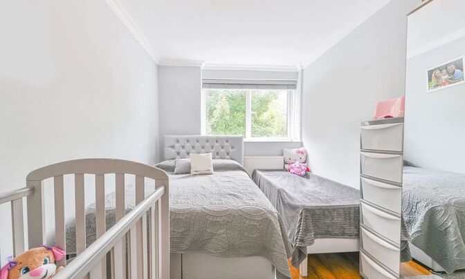 Elias Place, Oval