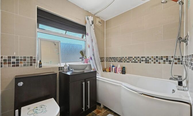 Nightingale Road, London, 4