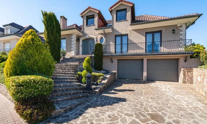 Villa 5 bedrooms for sale in Roeser