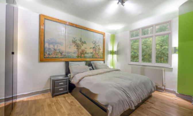 Роща Холл Корт