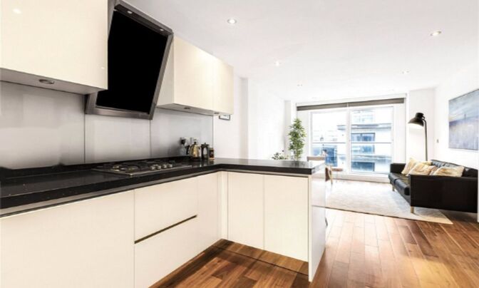 Коммершл Роуд, Лондон