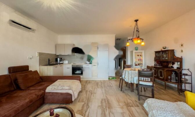 Трехкомнатная квартира, Опатия