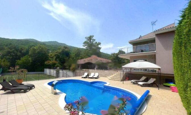 Особняк 749 м² в центре Опатии