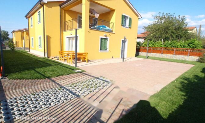 Дом с террасой в Хроватине