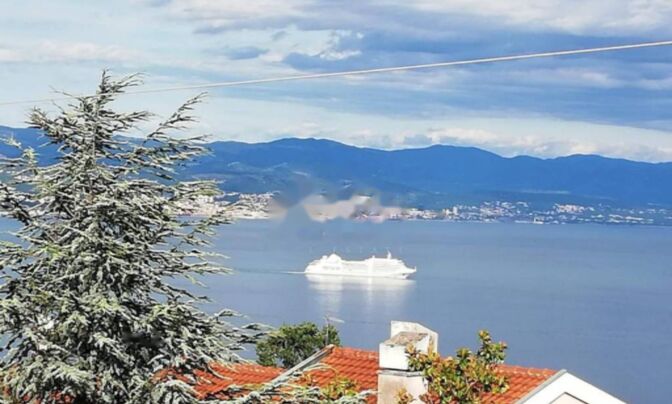 Трехкомнатная квартира, Ика