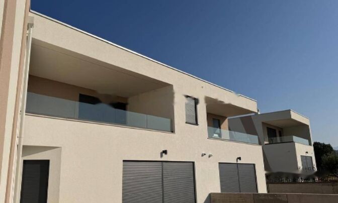 Трехкомнатная квартира Побри