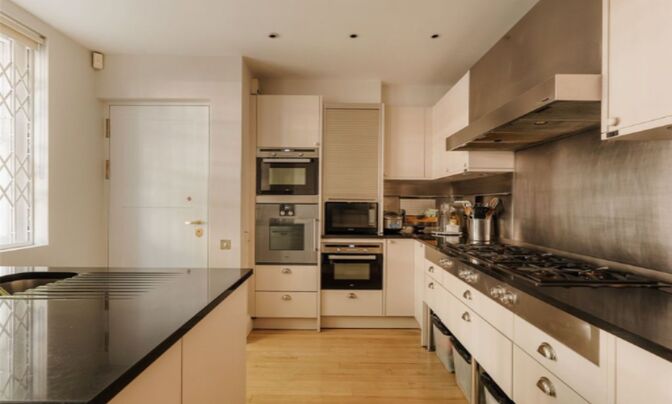 Chelsea Square, Chelsea