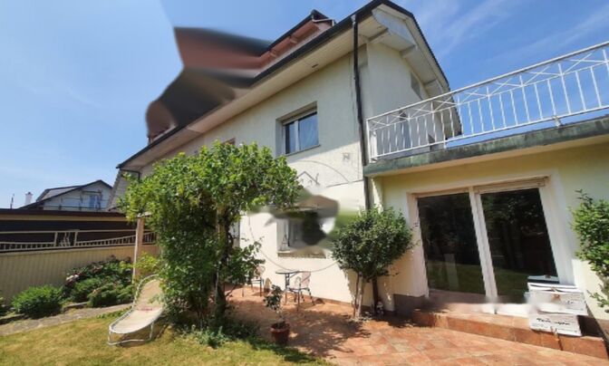 Двухэтажный дом с садом