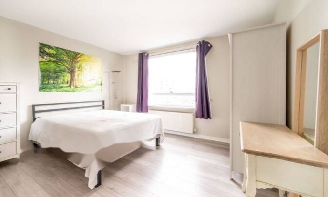 The Water Gardens, Hyde Park Estate