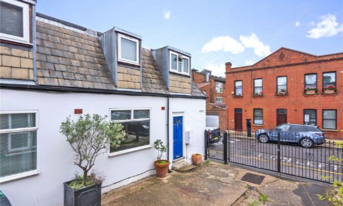 Fairfax Mews, Fairfax Road